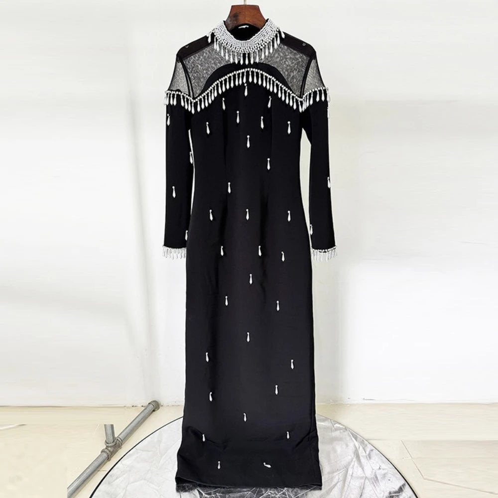 Elegantes ärmelloses Minikleid mit Rundhalsausschnitt und Patchwork-Schal für Damen – figurbetont und stilvoll.