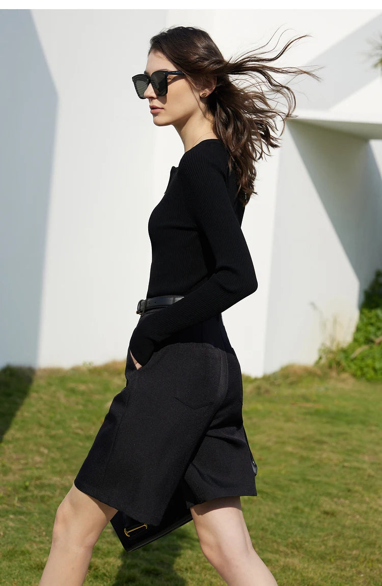 Damen Shorts im minimalistischen Stil mit breitem Bein und Taschen