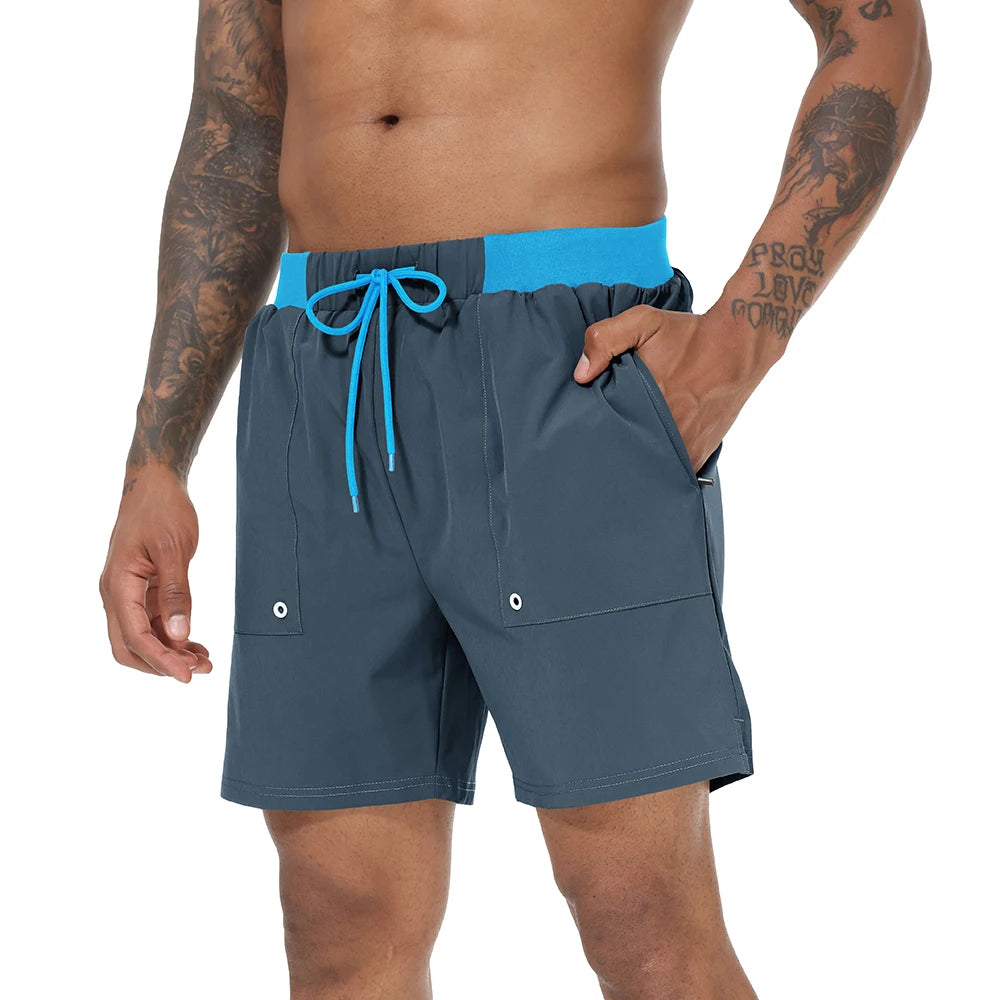 Sommerliche Herren-Badeshorts mit Camouflage-Streifen, schnelltrocknend, mit Reißverschlusstaschen und Mesh-Futter – ideal für Strand und Surfen.