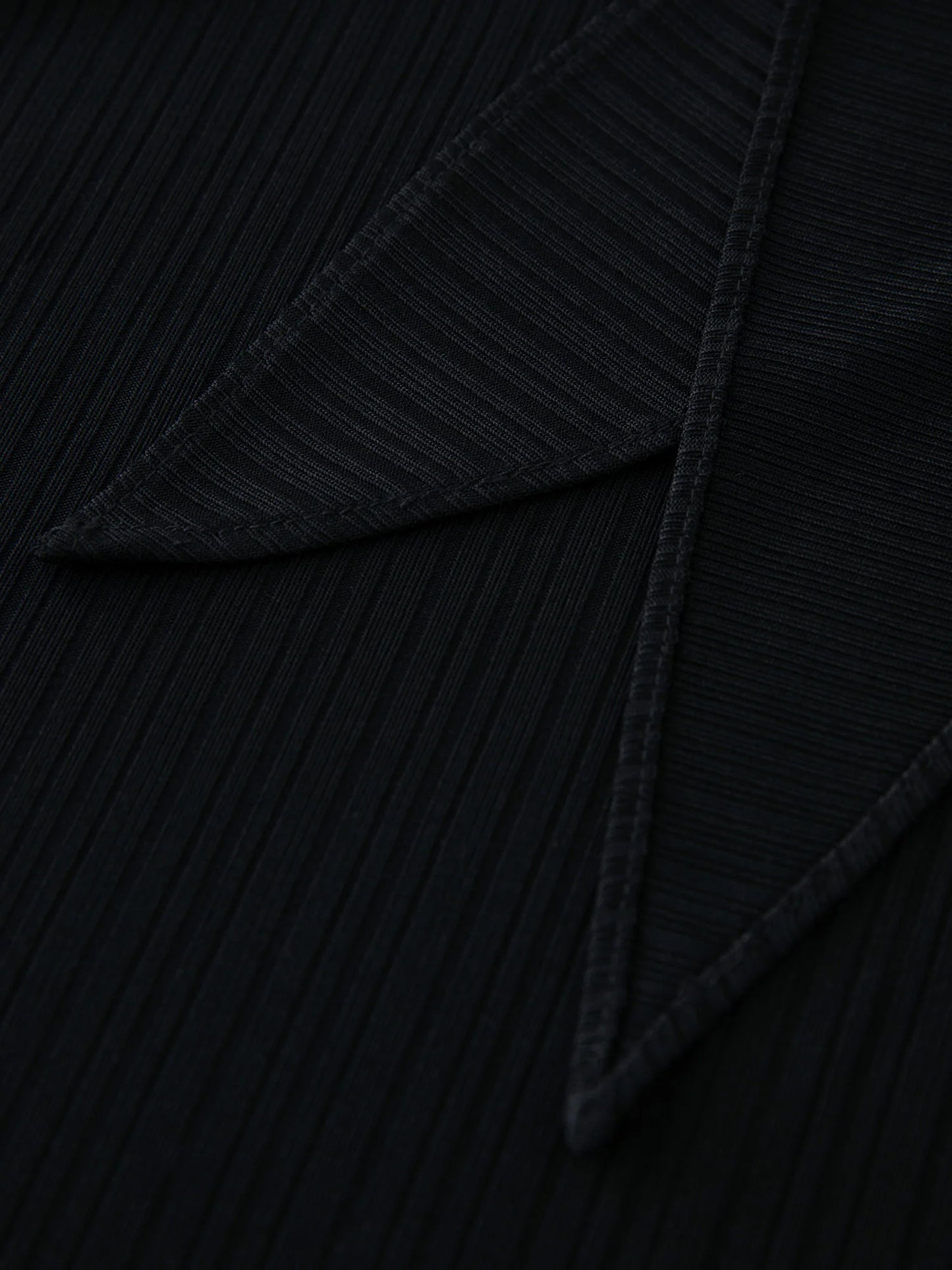 Lässiges Damen-T-Shirt im Minimalismus-Stil mit kurzen Ärmeln – vielseitig kombinierbar in zwei Farben für den Sommer.