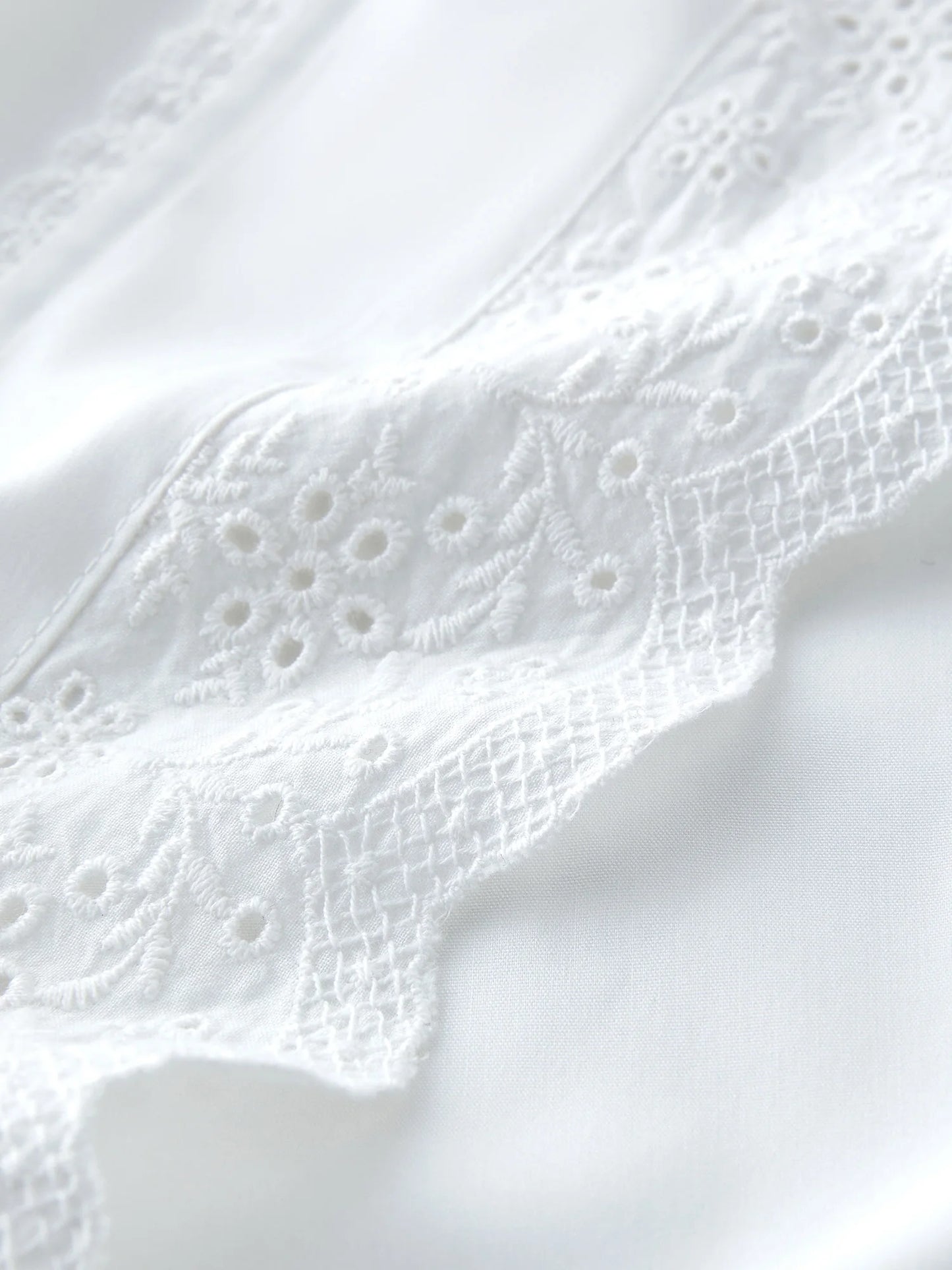 Französisch inspirierte Damenbluse mit romantischer Stickerei – vielseitig kombinierbar für den Alltag