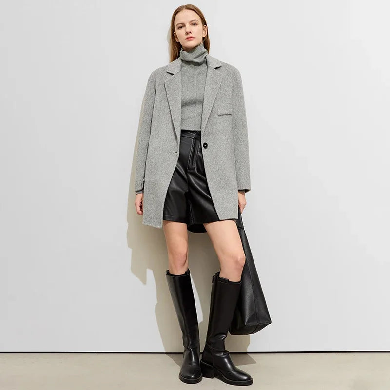 Damen Wollmantel im minimalistischen Old Money Stil mit Blazer-Kragen