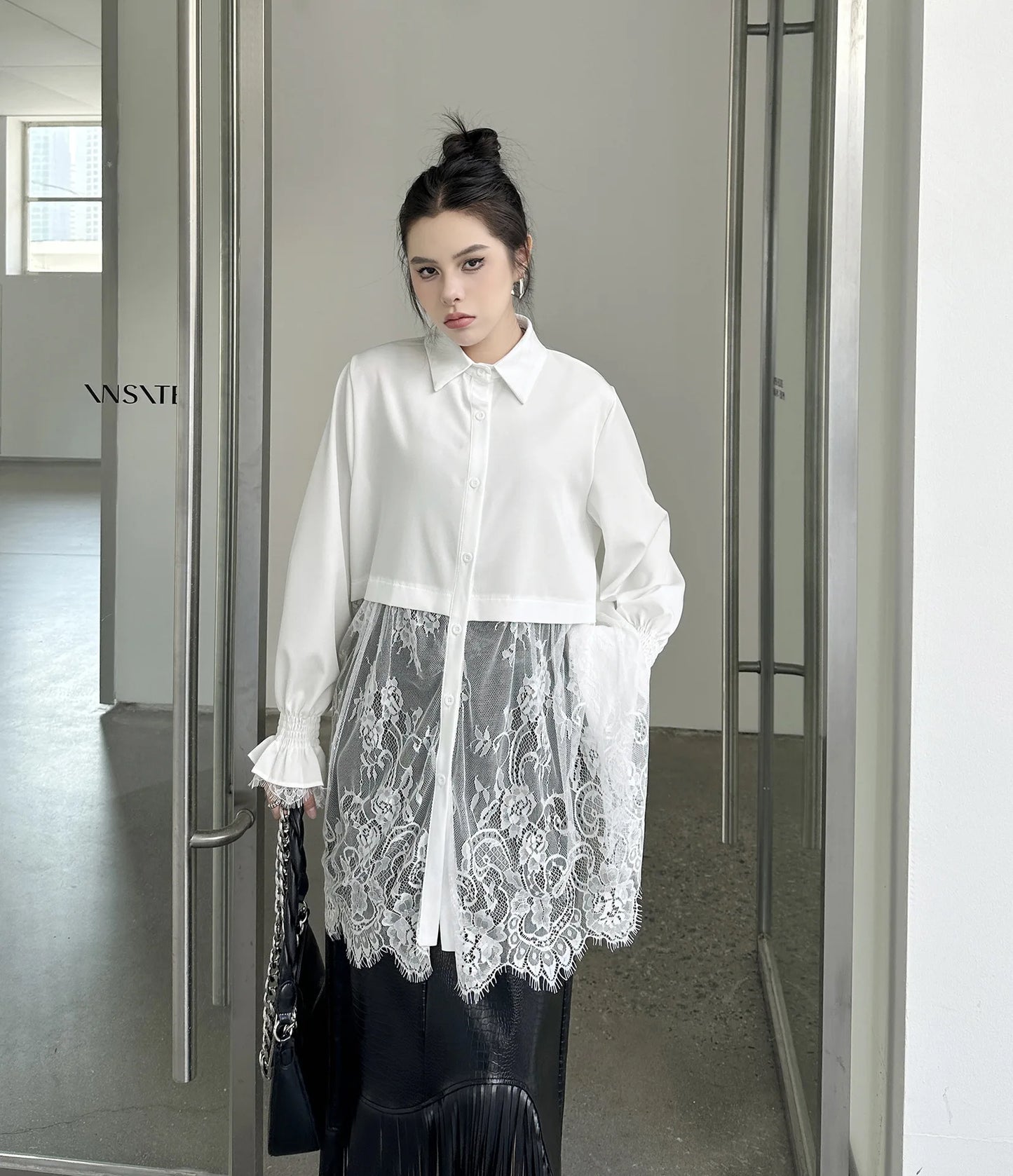 Elegantes Damen-Minikleid mit Rundhalsausschnitt, langen Ärmeln und Schnürung im Patchwork-Design – figurbetont und stilvoll.