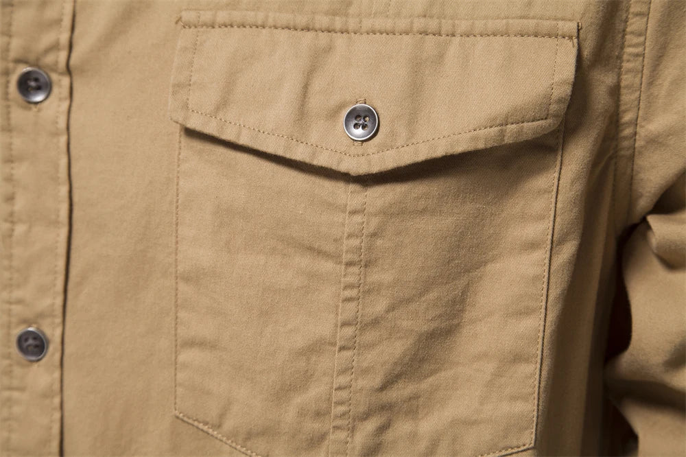 Herren Hemd im einfarbigen Militärstil mit Taschen für den Herbst