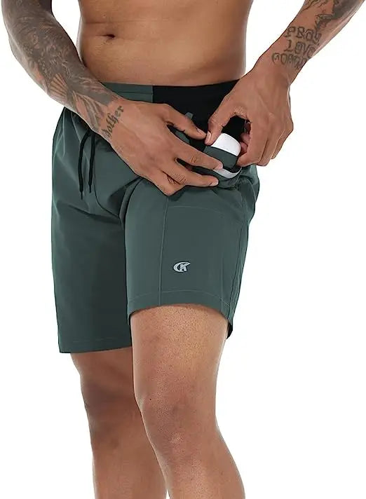 Sommerliche Herren-Badeshorts mit Camouflage-Streifen, schnelltrocknend, mit Reißverschlusstaschen und Mesh-Futter – ideal für Strand und Surfen.