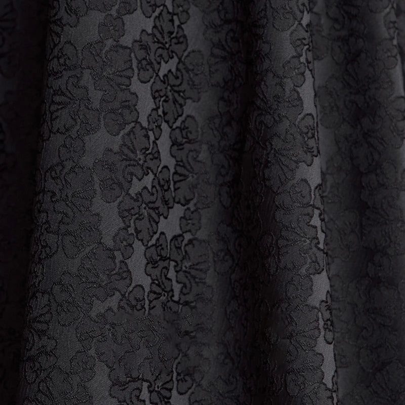 Schwarzer Jacquardstoff mit floralen Prägungen für A-Linienrock