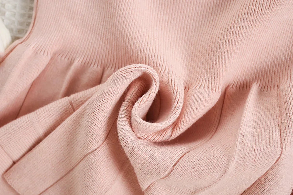 Mädchen Kleid aus gestricktem Material mit süßen gestickten Blumen und Farbblock