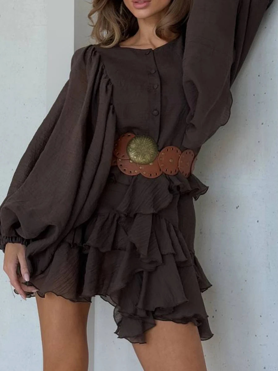 Asymmetrisches ärmelloses Damenkleid mit Rundhalsausschnitt, Hohldesign und Stickerei – figurbetont und elegant.