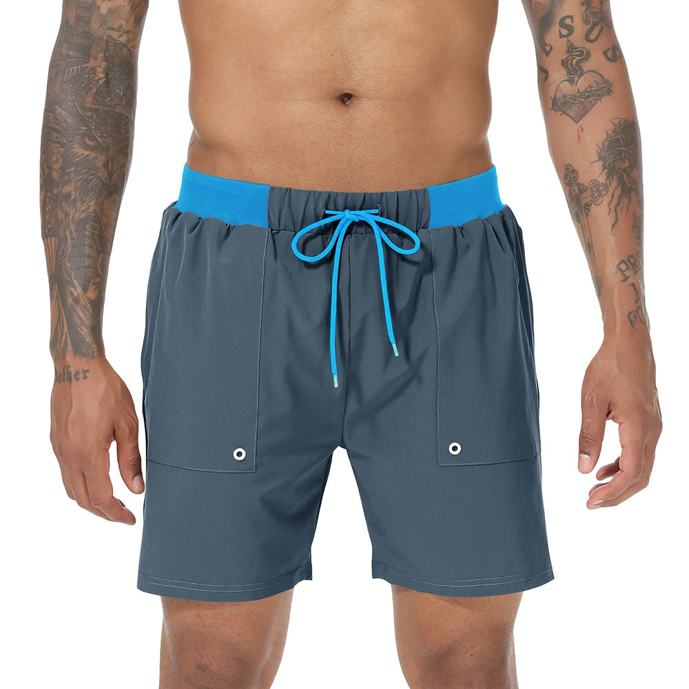 Sommerliche Herren-Badeshorts mit Camouflage-Streifen, schnelltrocknend, mit Reißverschlusstaschen und Mesh-Futter – ideal für Strand und Surfen.