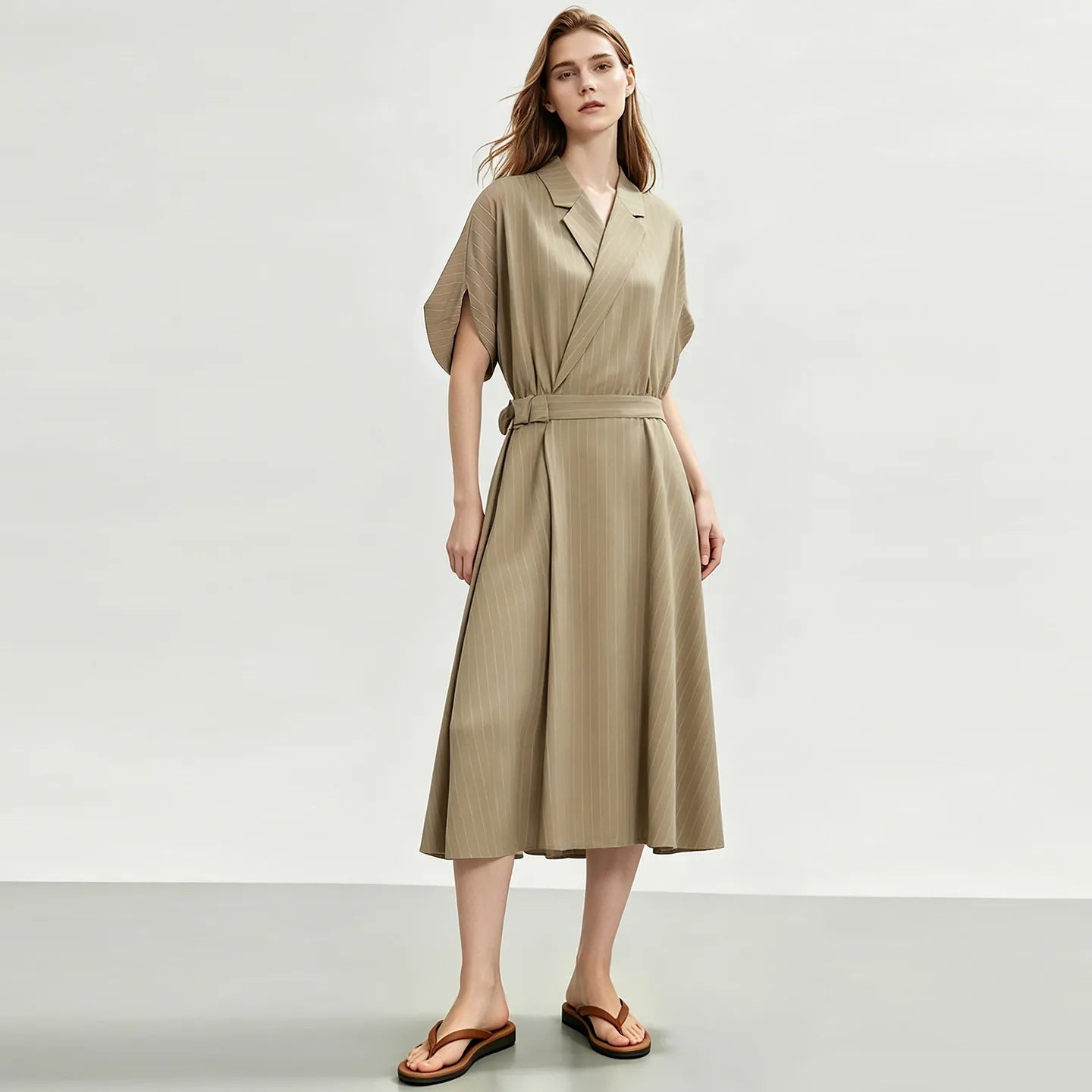 Elegantes Gestreiftes Damenkleid Mit Gürtel Für Büro Und Freizeit