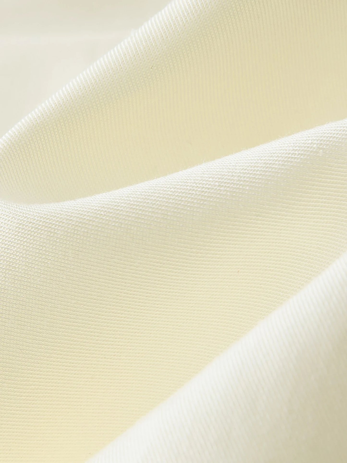 Damen T-Shirt mit V- und U-Ausschnitt, strukturierten Schultern und hohem Stretch – ideal für den Sommer.