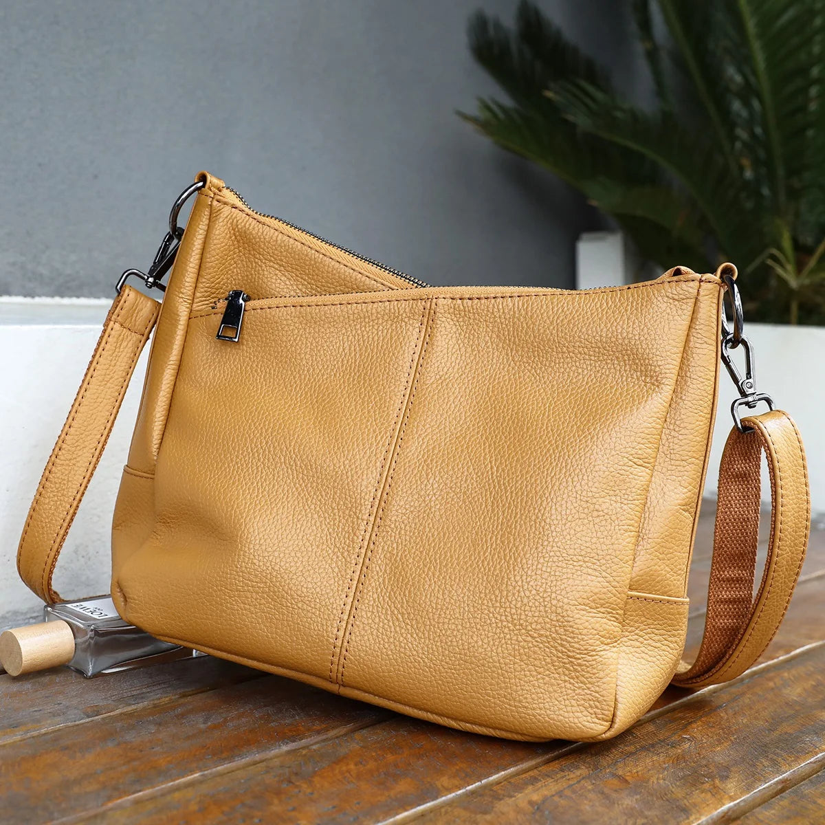 Damen-Schultertasche aus Leder schwarz großzügige Kapazität mit Reißverschluss Innenfach Alltagsbegleiter