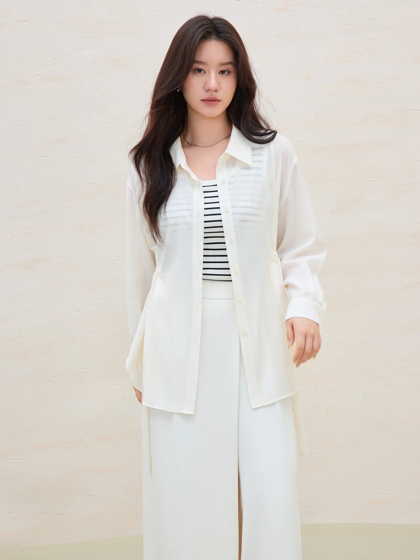 Kurzes Damen-Strickshirt mit V-Ausschnitt und Hohldesign – ideal fürs Büro