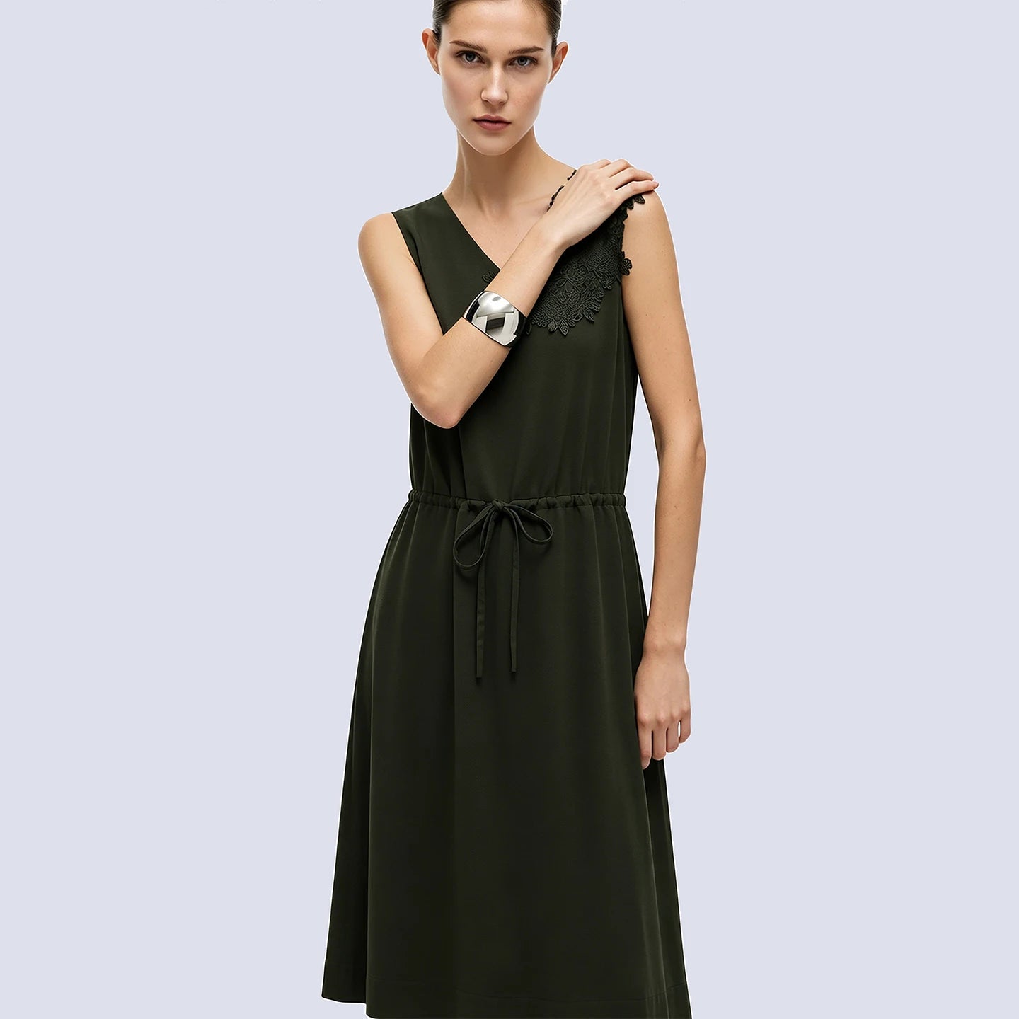Elegantes Damenkleid Mit Kordelzug Tiefem V Ausschnitt Für Berufstätige