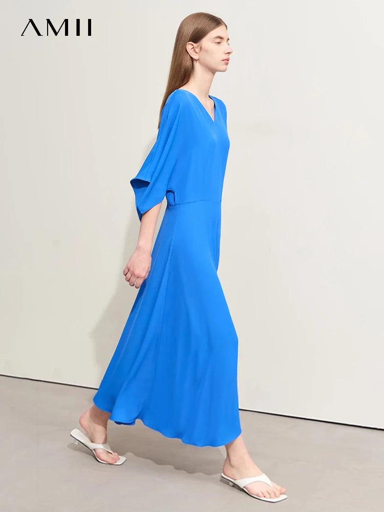 Langes, ärmelloses Damen-Sommerkleid mit V-Ausschnitt, Rüschen-Saum und Kordelzug im minimalistischen Design