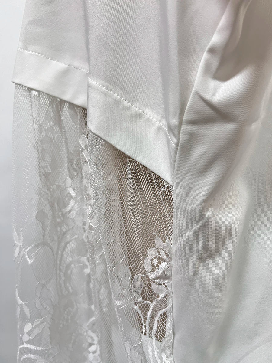 Elegantes Damen-Minikleid mit Rundhalsausschnitt, langen Ärmeln und Schnürung im Patchwork-Design – figurbetont und stilvoll.
