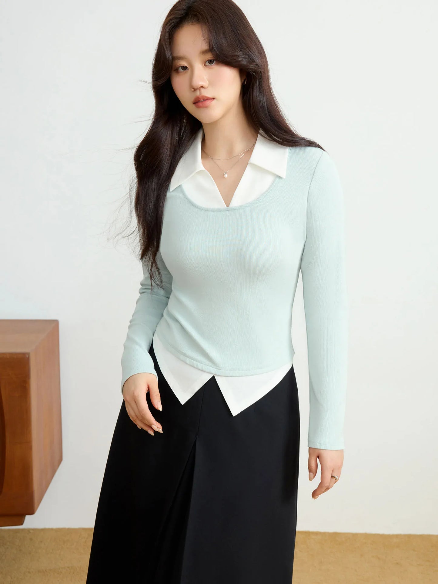 Elegante Damen-Spitzenbluse mit langen Ärmeln und Knopfleiste in sanftem Beige und Lila – ideal für den Winter.
