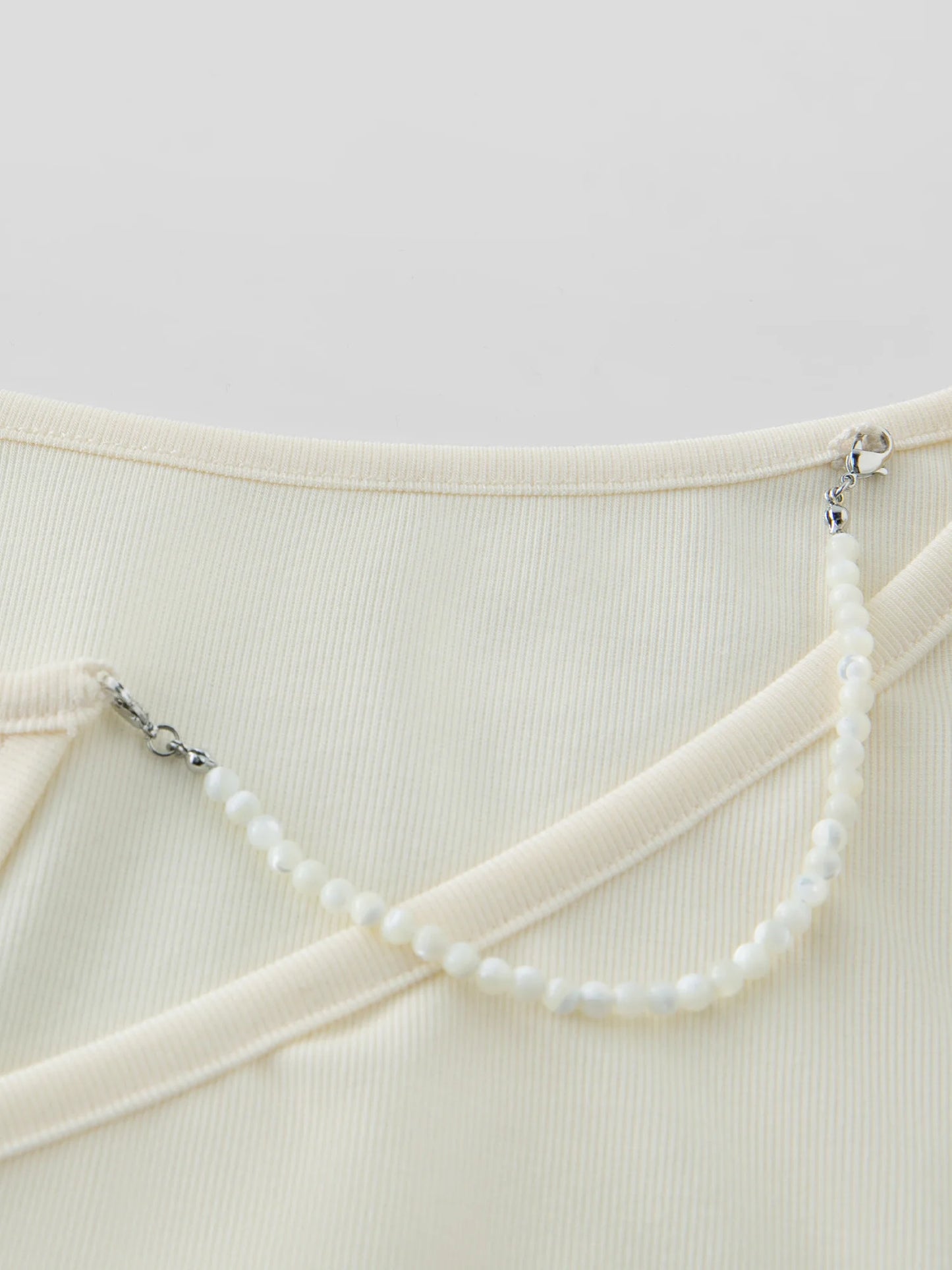 Beige Damenbluse mit Puffärmeln und Umlegekragen, einreihig mit Knopfverzierung – leichtes, kurzes Design