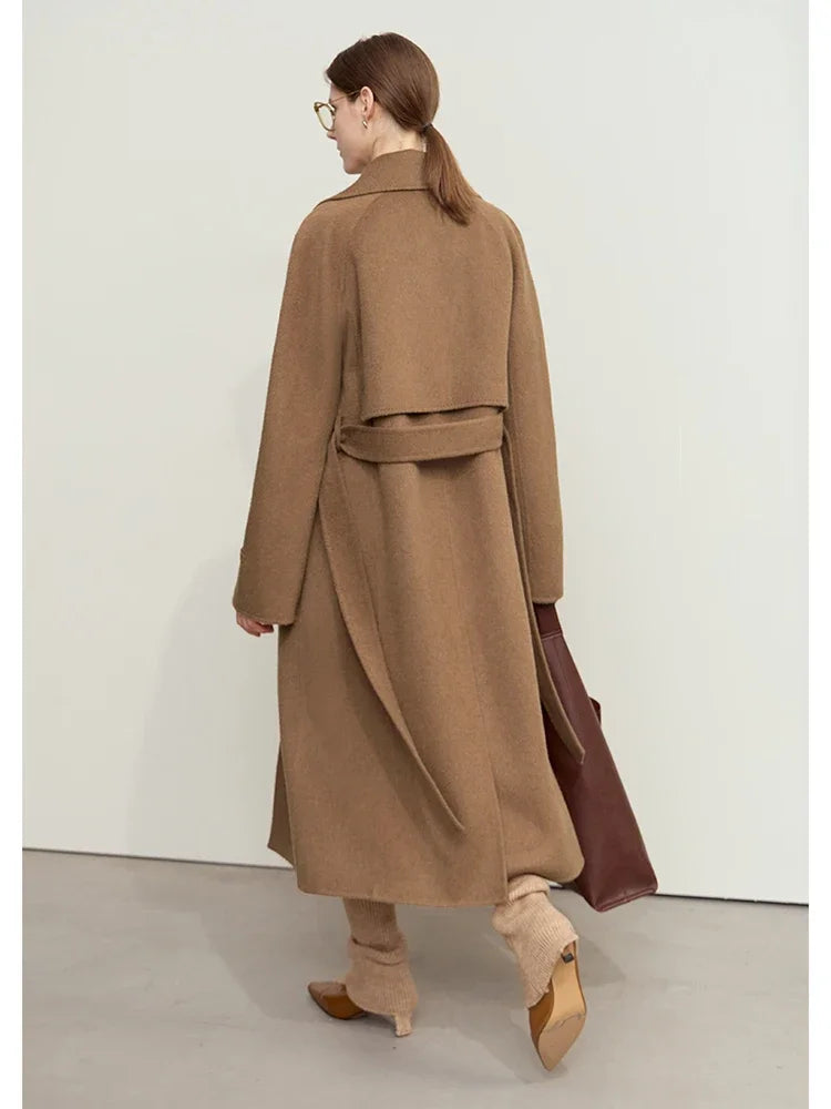 Damen Wollmantel mit Reverskragen und Raglanärmeln im minimalistischen Stil