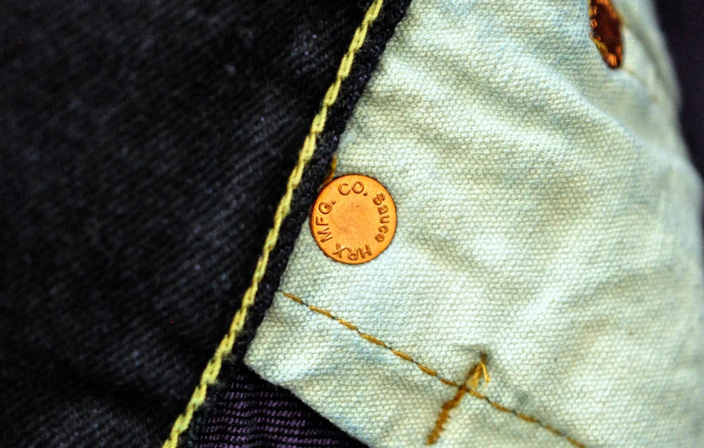 Herren Jeans im Vintage-Stil mit doppelseitiger Färbung und Kanten