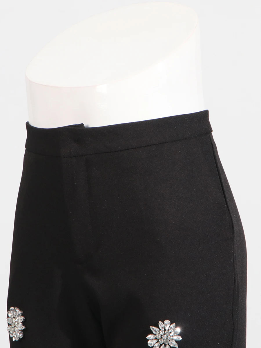 Ärmelloses Damen-Spitzenkleid mit Rundhalsausschnitt und Patchwork-Design – figurbetont und mit Hohldetails.