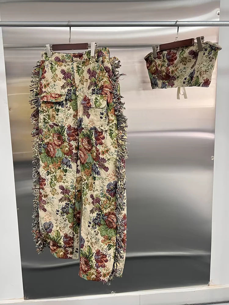 Elegantes Damenkleid mit Stehkragen und kurzen Ärmeln, bestickt und mit Spitzen-Patchwork – modisch und schick.