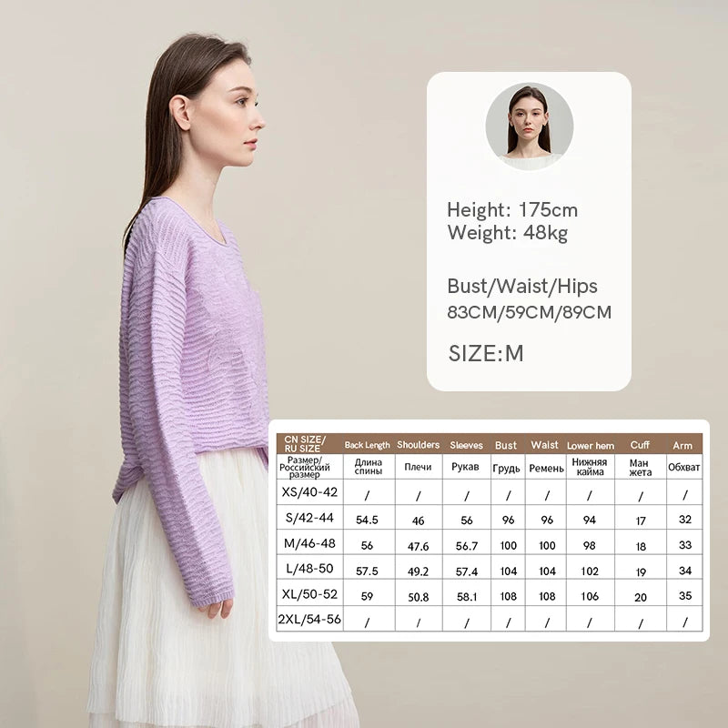Fliederfarbener Strickpullover im Seitenansicht mit Rundhalsausschnitt und langen Ärmeln