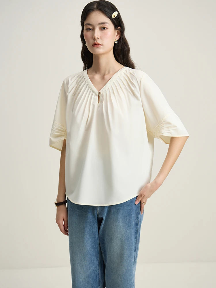 Elegantes Damen-T-Shirt in Weiß mit einzigartigem Design und vielseitigem Kragen – ideal für den Sommer.