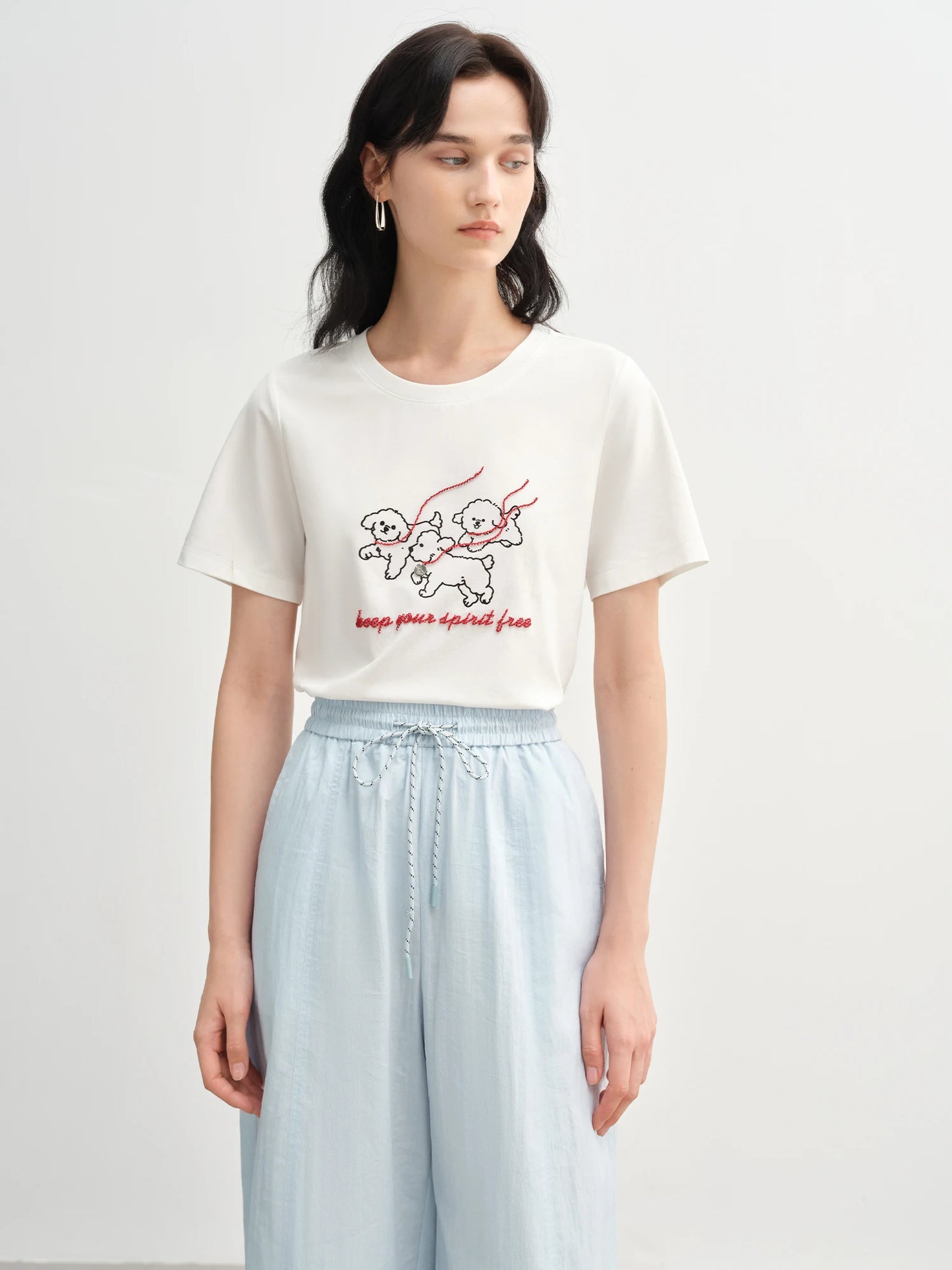 Damen T-Shirt mit V- und U-Ausschnitt, hoher Stretch und strukturierten Schultern – elastische Baumwolle im Y2K-Stil für den Sommer.