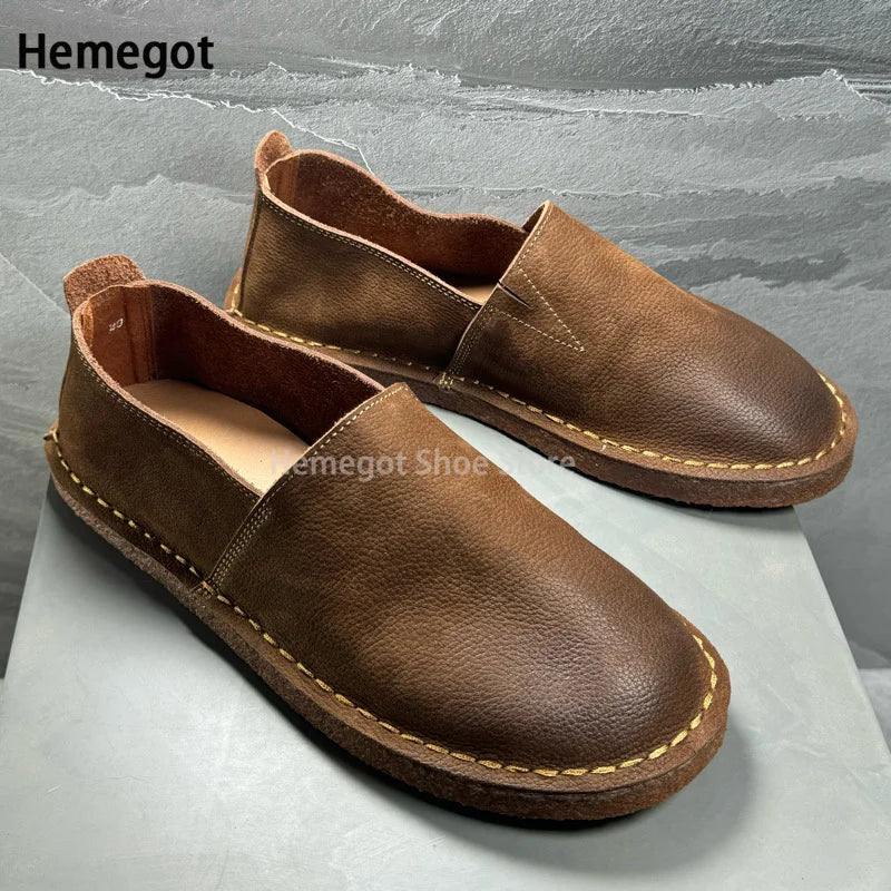 Brauner Herren-Slip-On-Lederschuh mit rundem Zeh, seitliche Ansicht und dicker Sohle