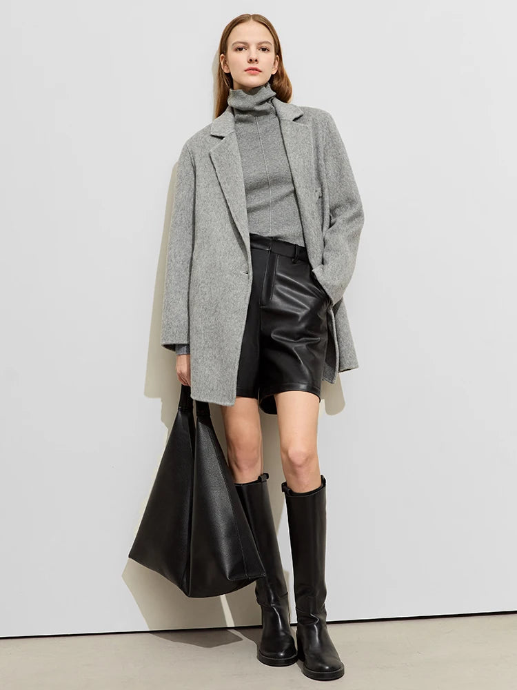 Damen Wollmantel im minimalistischen Old Money Stil mit Blazer-Kragen