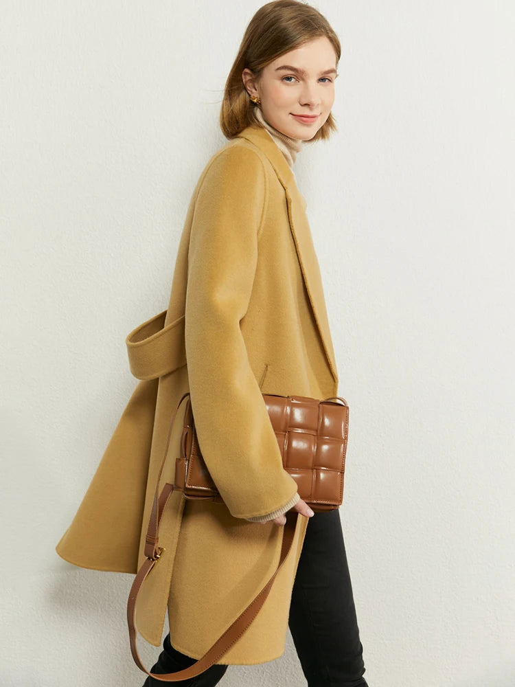 Damen Wollmantel im Minimalismus-Stil mit Umlegekragen für den Winter