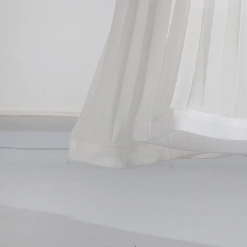 Elegantes Damenkleid mit Rundhalsausschnitt, halblangen Ärmeln und Spitzen-Patchwork-Design – figurbetont und stilvoll.