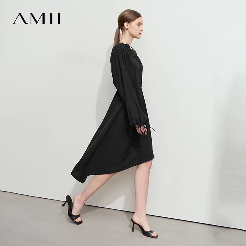 Lässiges Sommerkleid mit kurzen Ärmeln und Rundhalsausschnitt, Spitzen-Details und geradem Schnitt für Damen.