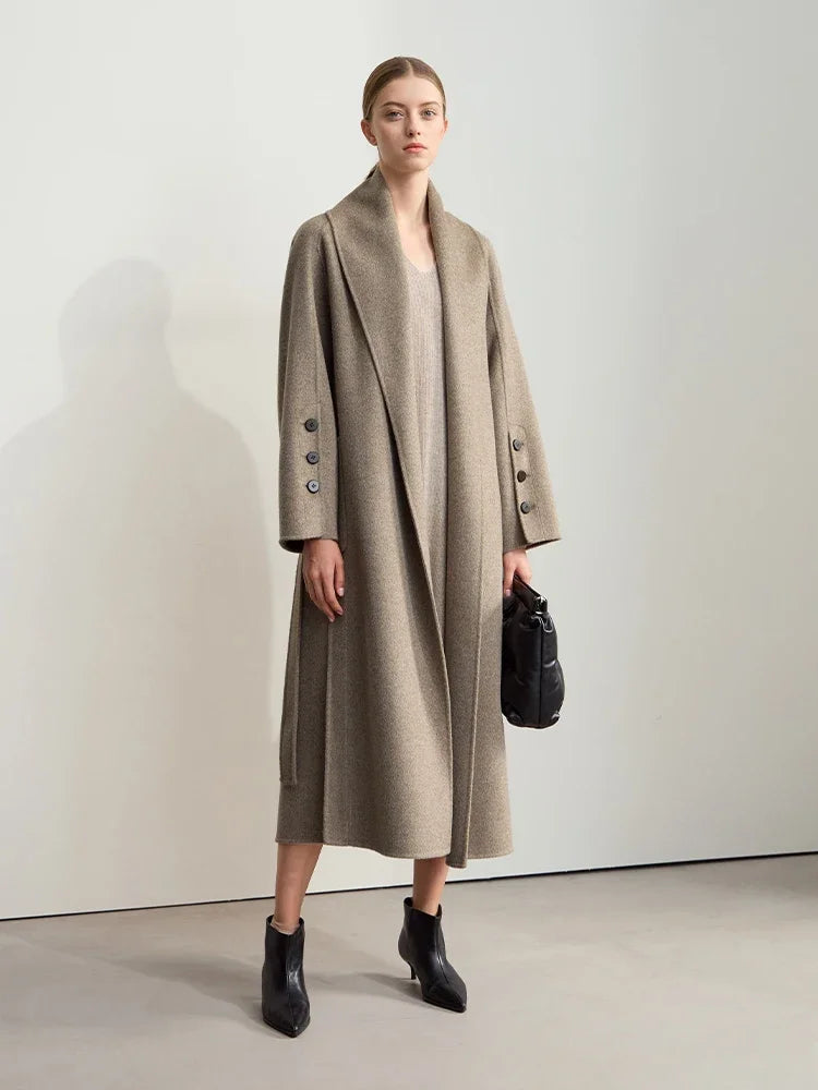 Damen Wollmantel im minimalistischen Stil mit Gürtel und Taschen