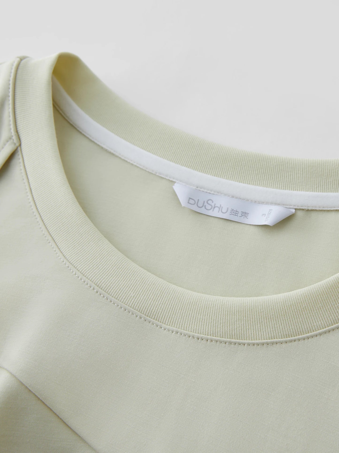 Kurzarmshirt für Damen in Übergröße mit Rundhalsausschnitt und Origami-Print – Sommerliches Design mit Schleifendetail