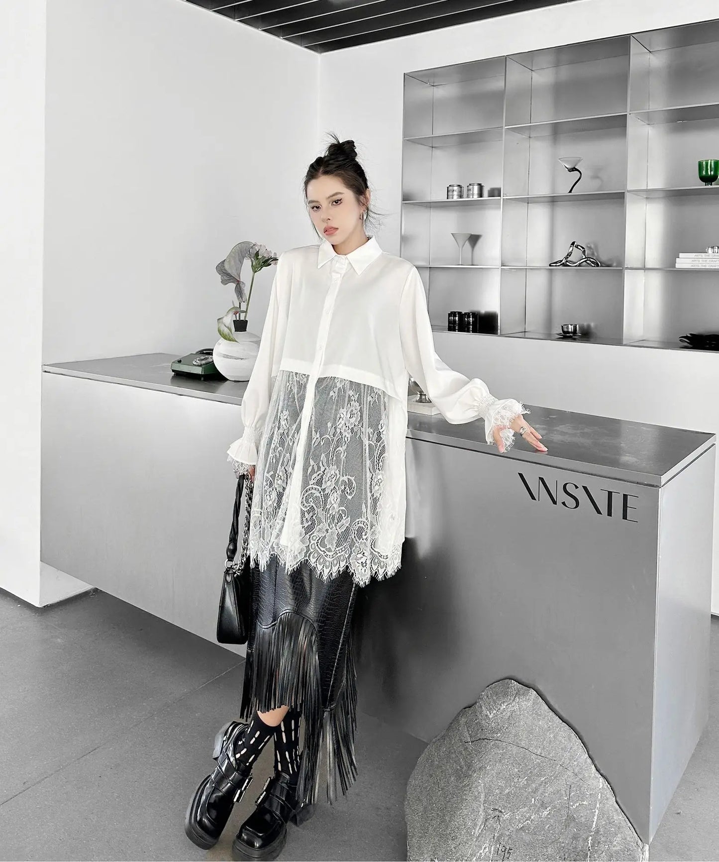 Elegantes Damen-Minikleid mit Rundhalsausschnitt, langen Ärmeln und Schnürung im Patchwork-Design – figurbetont und stilvoll.