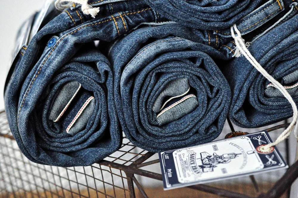 Männer Jeans im Vintage-Stil mit bestickten Patches und zerrissenen Details