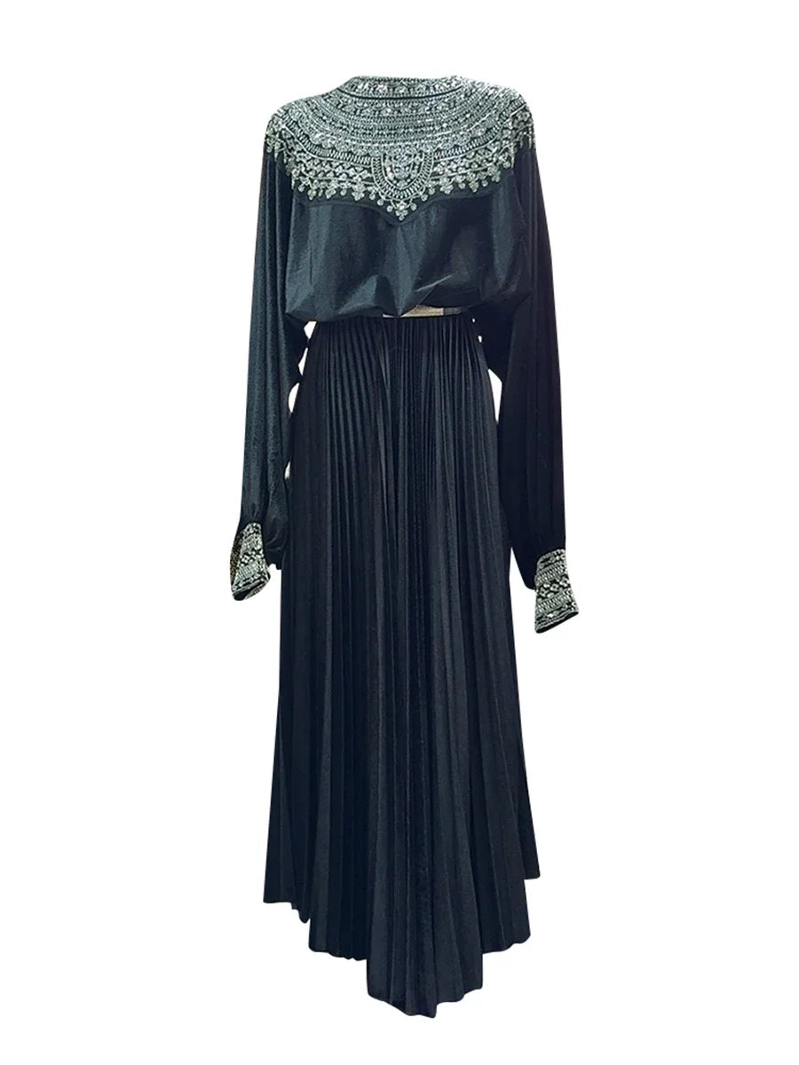 Elegantes Damenkleid mit Rundhalsausschnitt und langen Ärmeln – Patchwork-Design mit Perlen für einen stilvollen Auftritt.