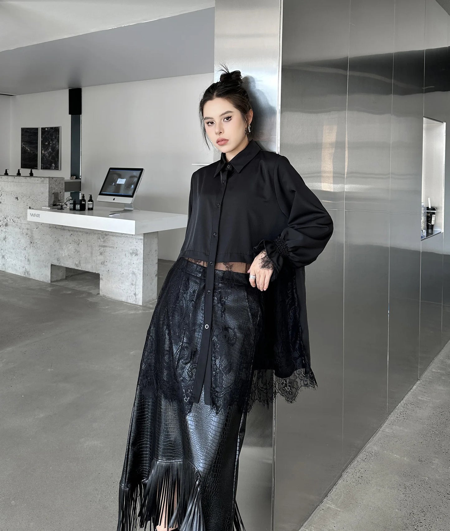 Elegantes Damen-Minikleid mit Rundhalsausschnitt, langen Ärmeln und Schnürung im Patchwork-Design – figurbetont und stilvoll.