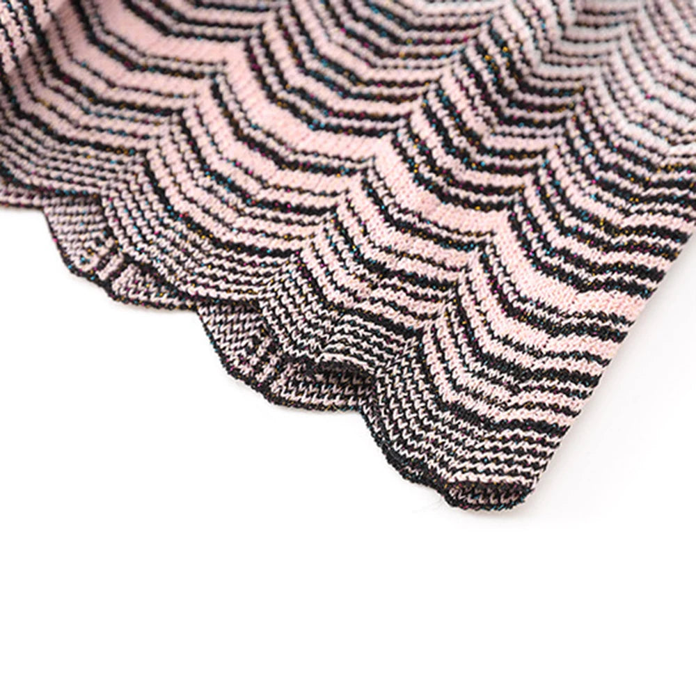 Zweiteiliges Damen-Set mit Rundhals und langen Ärmeln – Oberteil mit Diamant-Details und Rock mit hoher Taille und Patchwork-Taschen.