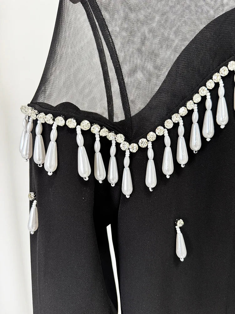 Elegantes ärmelloses Minikleid mit Rundhalsausschnitt und Patchwork-Schal für Damen – figurbetont und stilvoll.