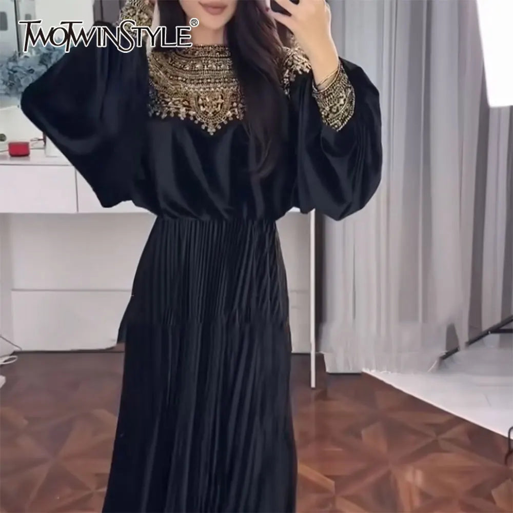 Elegantes Damenkleid mit Rundhalsausschnitt und langen Ärmeln – Patchwork-Design mit Perlen für einen stilvollen Auftritt.