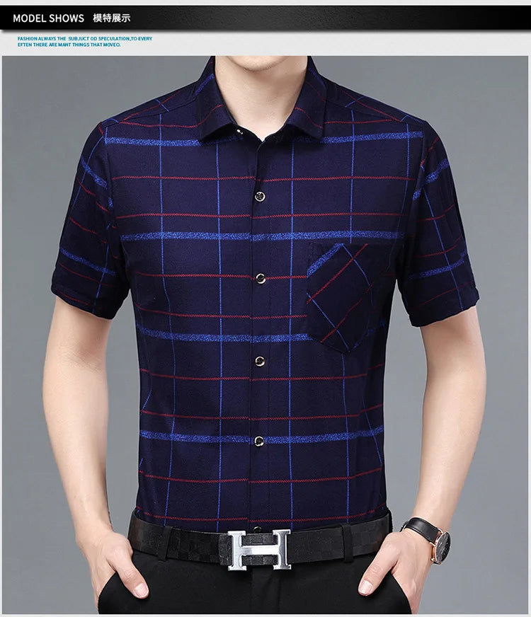 Leichtes Herren-Poloshirt aus Eisseide mit kurzen Ärmeln und klassischem Kragen in einfarbigem Design.