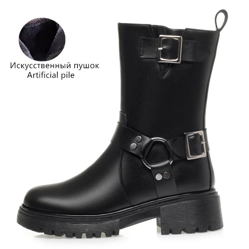 Schwarze Winterstiefel mit Schnalle am Schaft und Riemen, dicker Blockabsatz, griffige Sohle