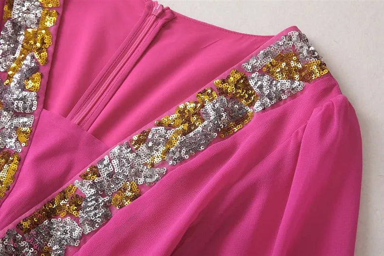 Elegantes Mini-Kleid für Damen mit halbem Stehkragen, langen Ärmeln und 3D-Blumen-Patchwork-Design – figurbetont und stilvoll.