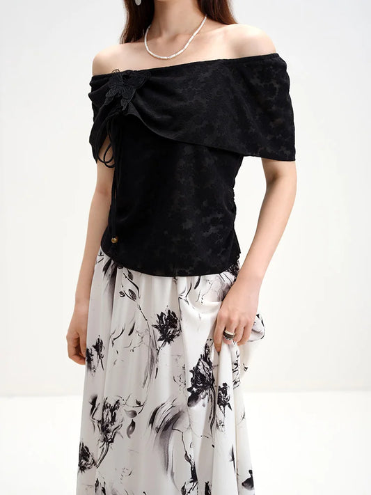 Einfaches Damen-T-Shirt mit Rundhalsausschnitt und klassischer Farbkombination – ideal für den Frühling