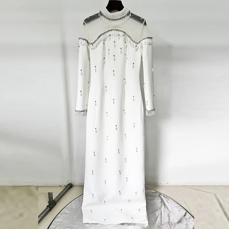 Elegantes ärmelloses Minikleid mit Rundhalsausschnitt und Patchwork-Schal für Damen – figurbetont und stilvoll.