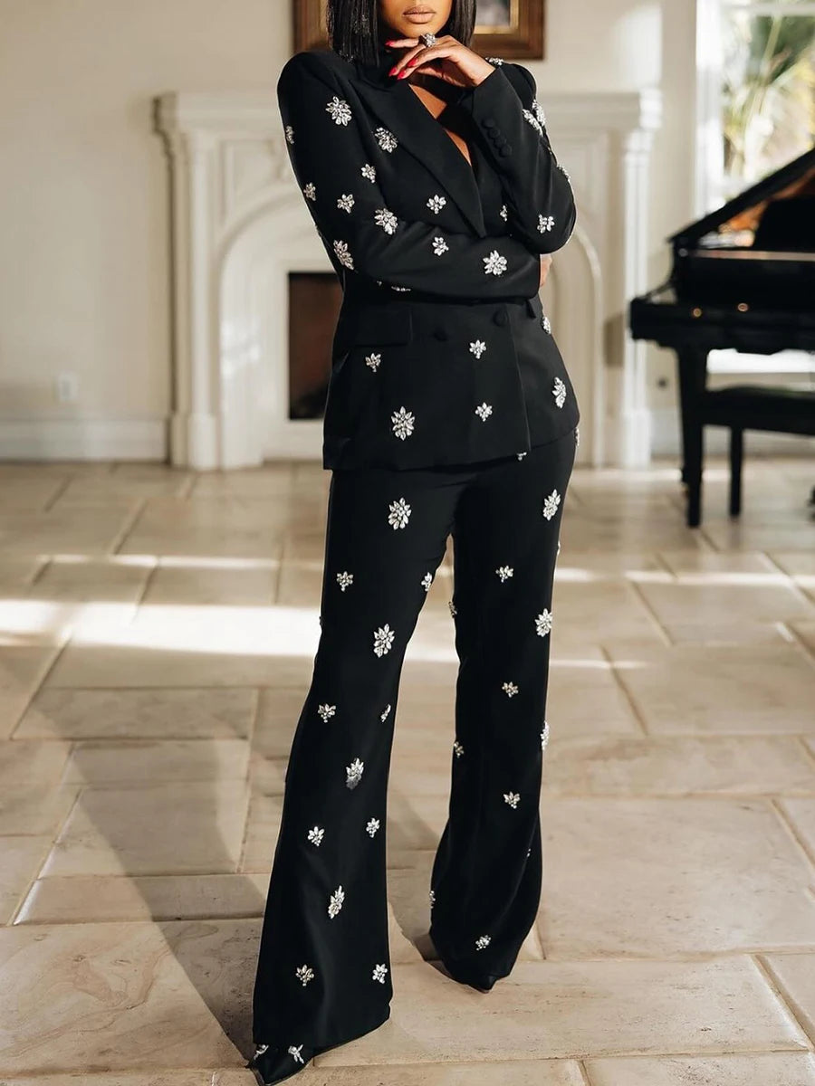 Elegantes Damenkleid mit quadratischem Ausschnitt, langen Ärmeln und Patchwork-Design – figurbetont mit Fransen und Falten.