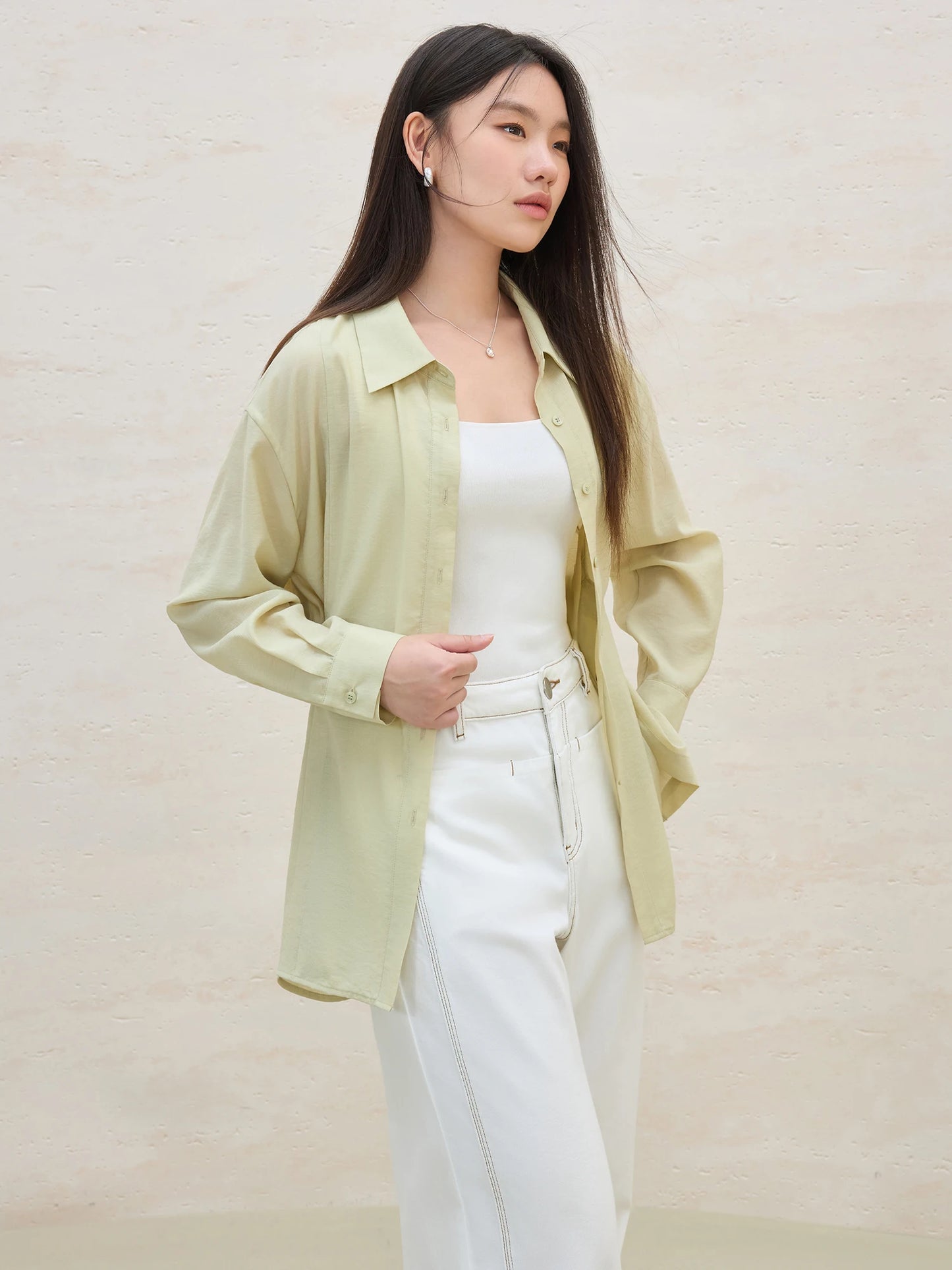 Kurzes Damen-Strickshirt mit V-Ausschnitt und Hohldesign – ideal fürs Büro